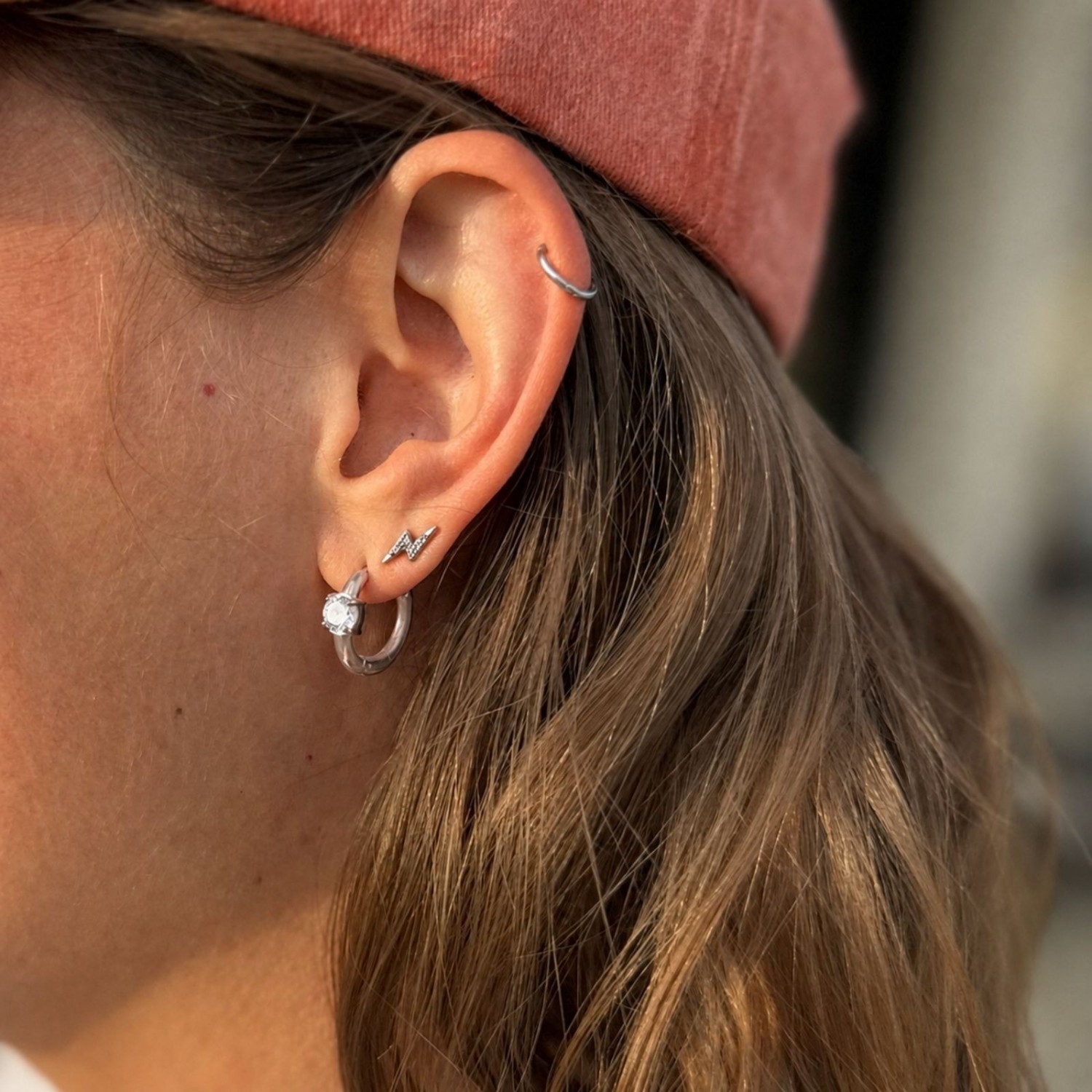 Petites boucles d’oreilles anneaux strass