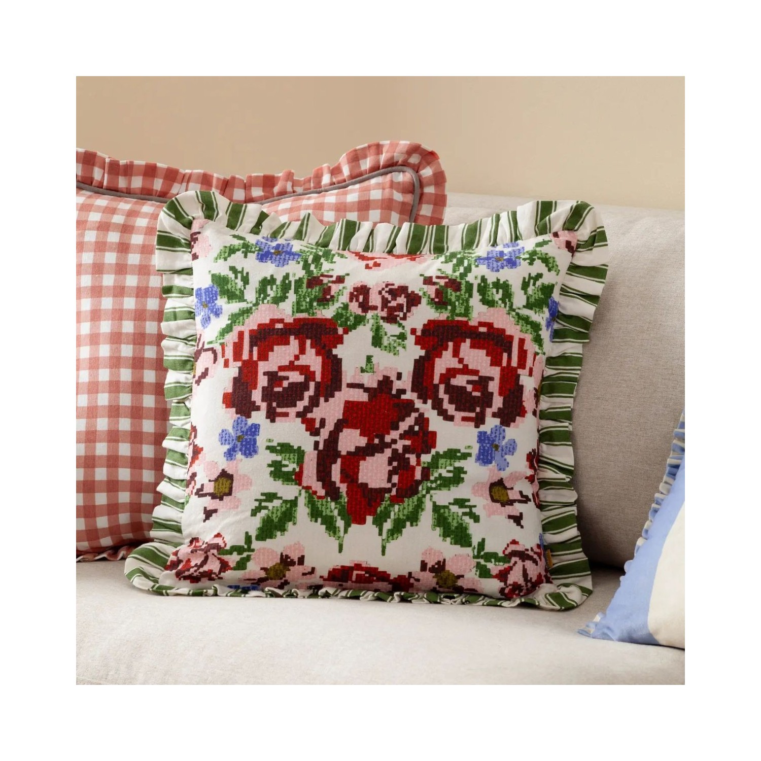 Coussin à volants avec fleurs brodées style vintage décoration colorée