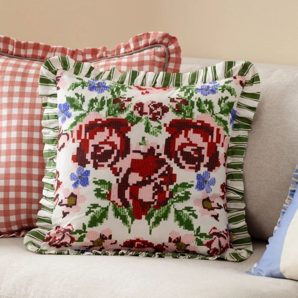 Coussin à volants avec fleurs brodées style vintage décoration colorée