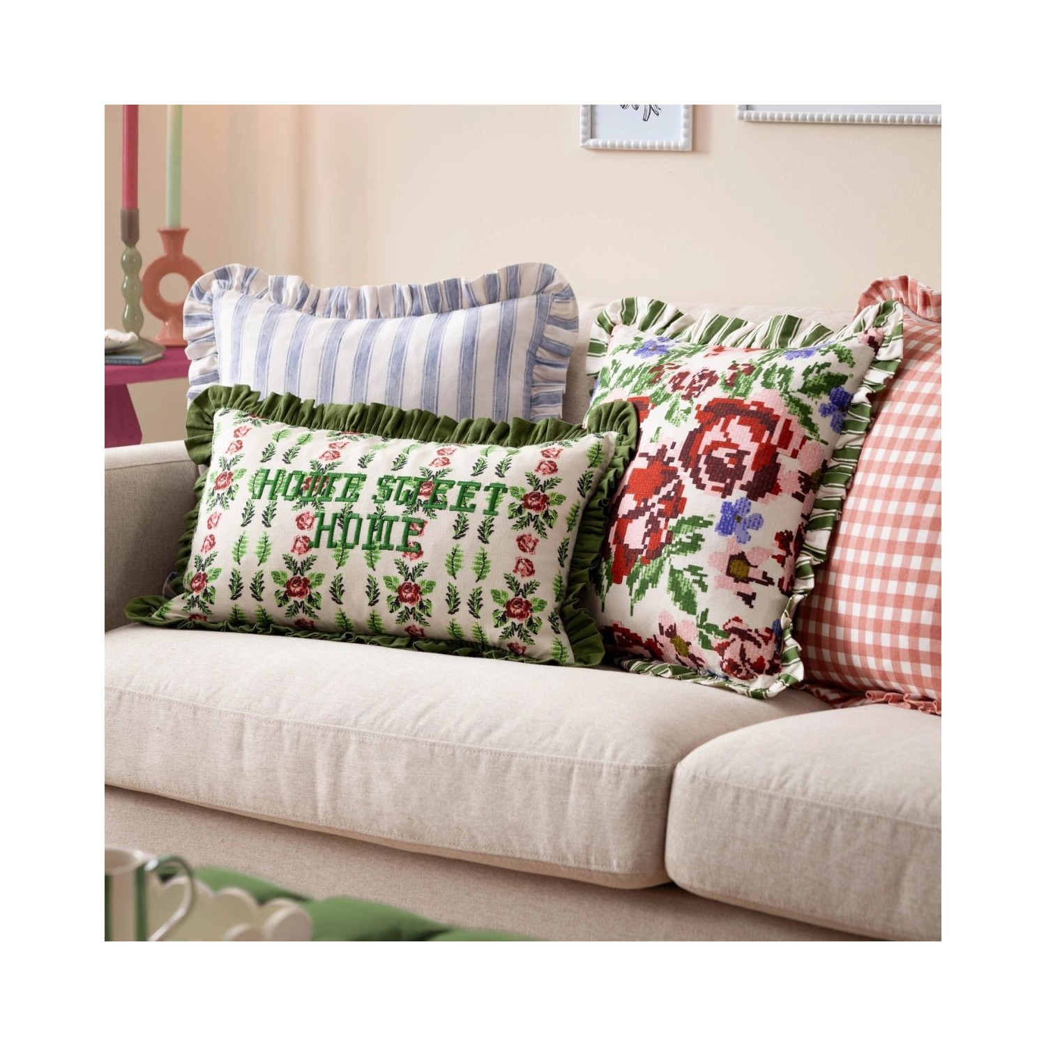 Coussin à volants avec fleurs brodées style vintage décoration colorée