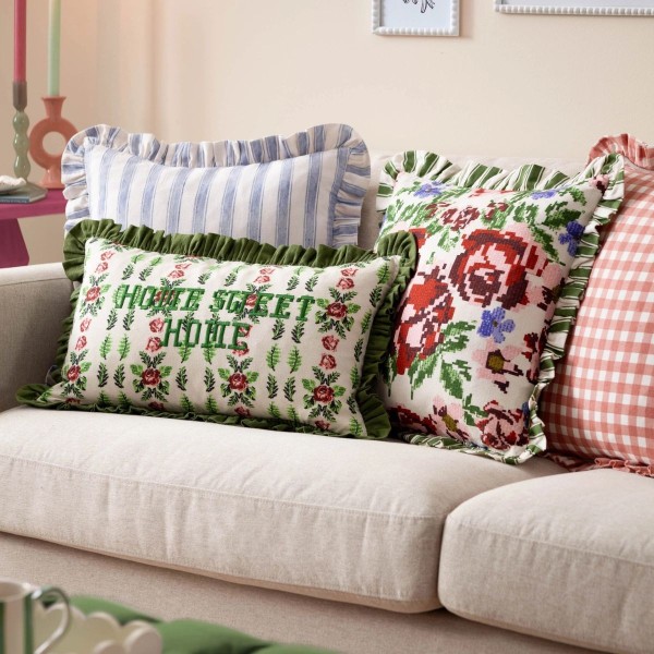 Coussin à volants avec fleurs brodées style vintage décoration colorée