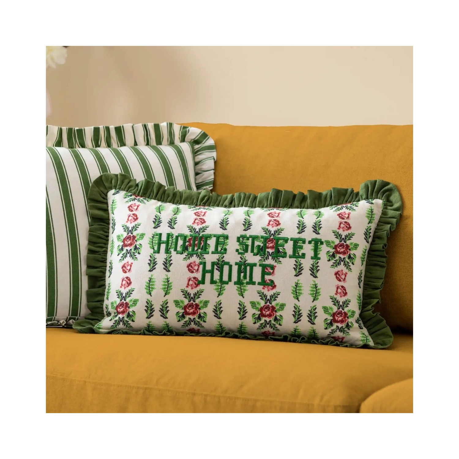 Coussin Home Sweet Home brodé avec volants verts style vintage décoration maison