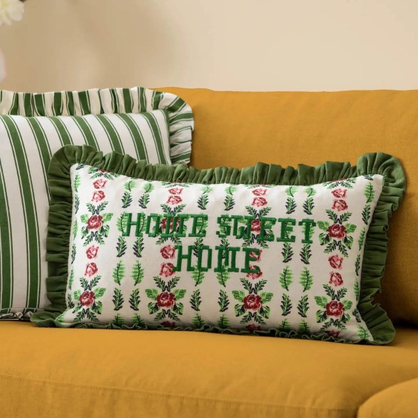 Coussin Home Sweet Home brodé avec volants verts style vintage décoration maison