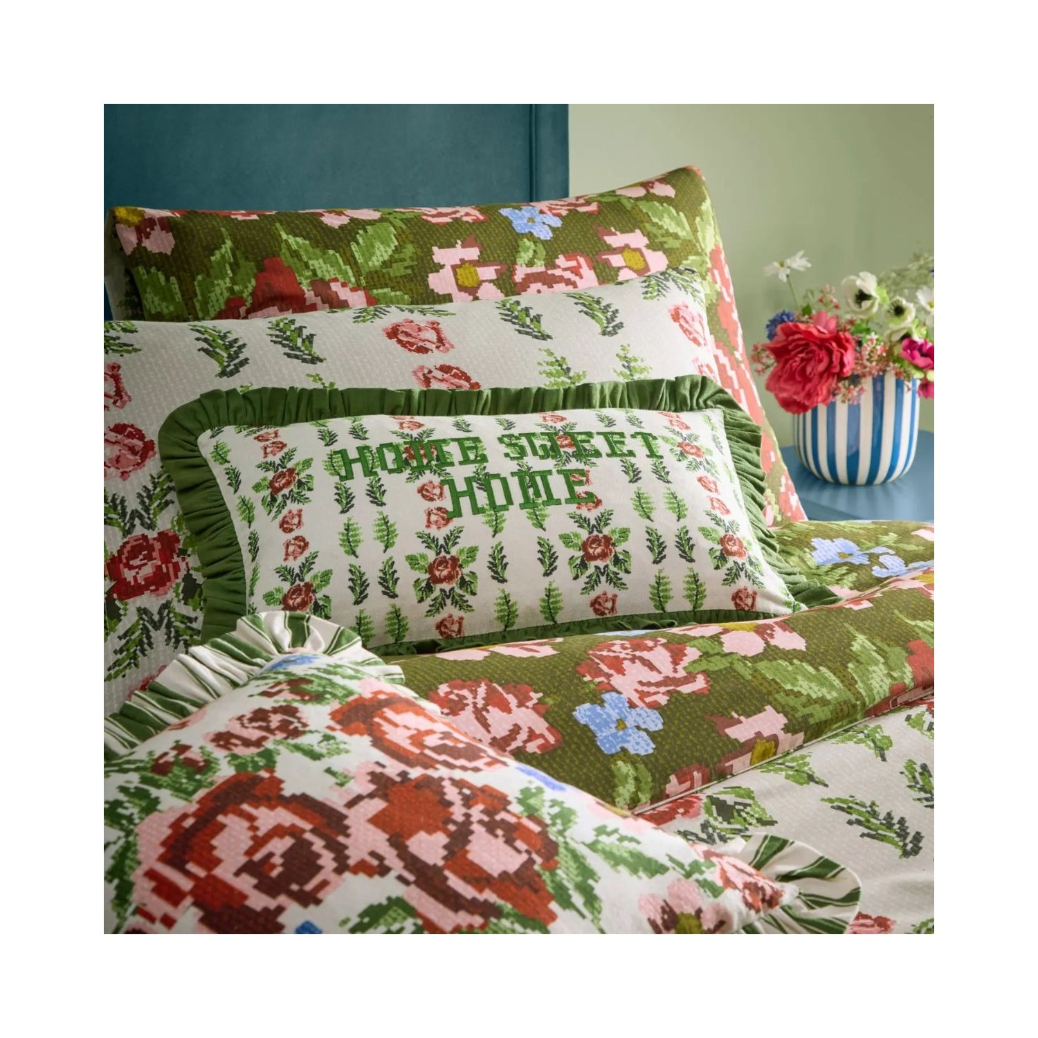 Coussin Home Sweet Home brodé avec volants verts style vintage décoration maison