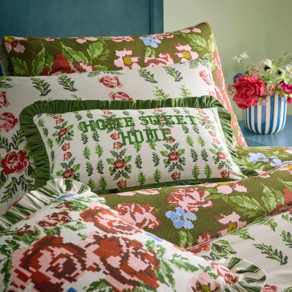 Coussin Home Sweet Home brodé avec volants verts style vintage décoration maison