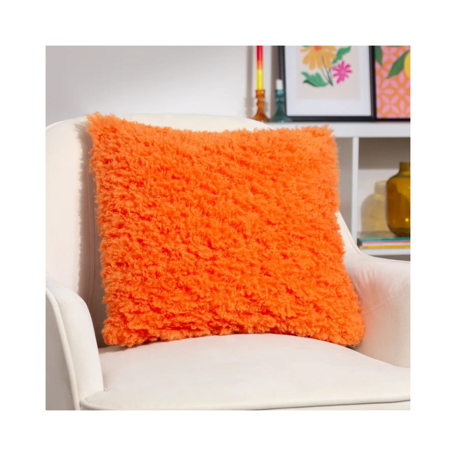 Coussin moumoute orange fluo style rétro décoration intérieure colorée