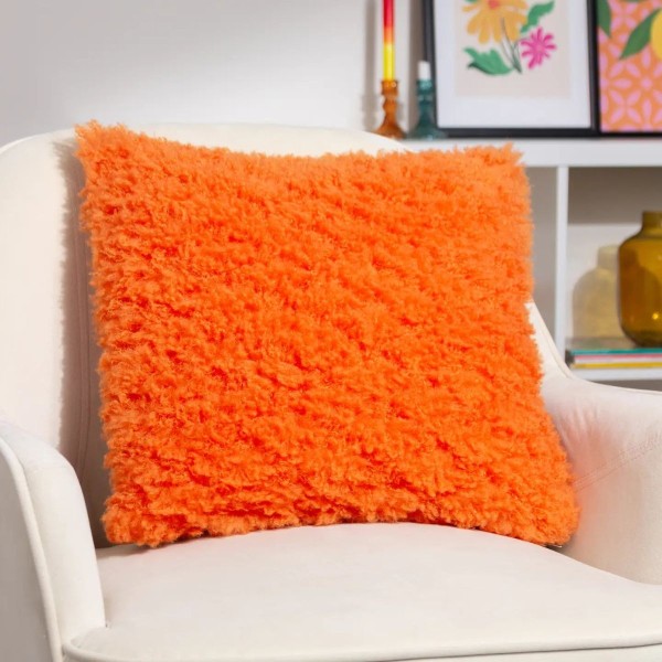 Coussin moumoute orange fluo style rétro décoration intérieure colorée