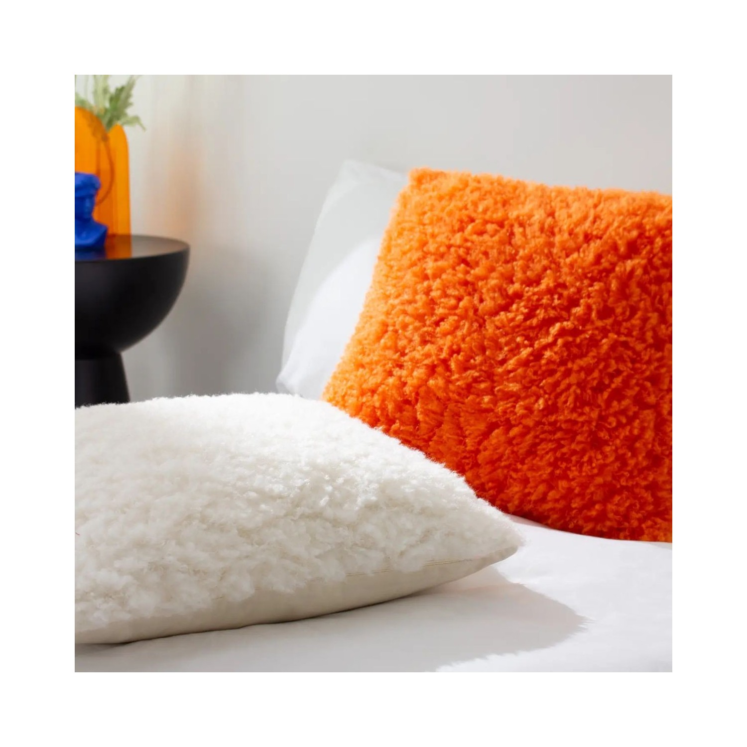Coussin moumoute orange fluo style rétro décoration intérieure colorée