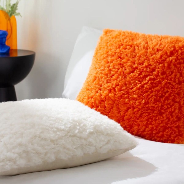 Coussin moumoute orange fluo style rétro décoration intérieure colorée
