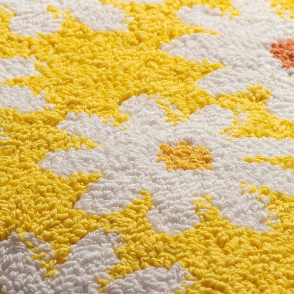 Coussin jaune à marguerites blanches style rétro décoration intérieure colorée