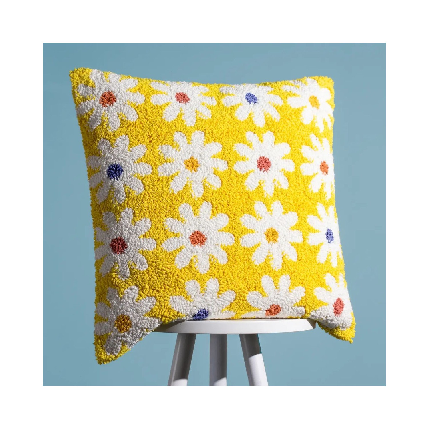 Coussin jaune à marguerites blanches style rétro décoration intérieure colorée