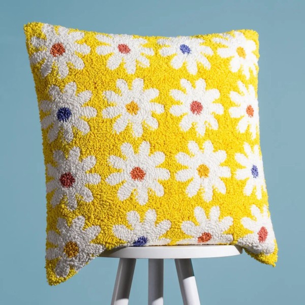 Coussin jaune à marguerites blanches style rétro décoration intérieure colorée
