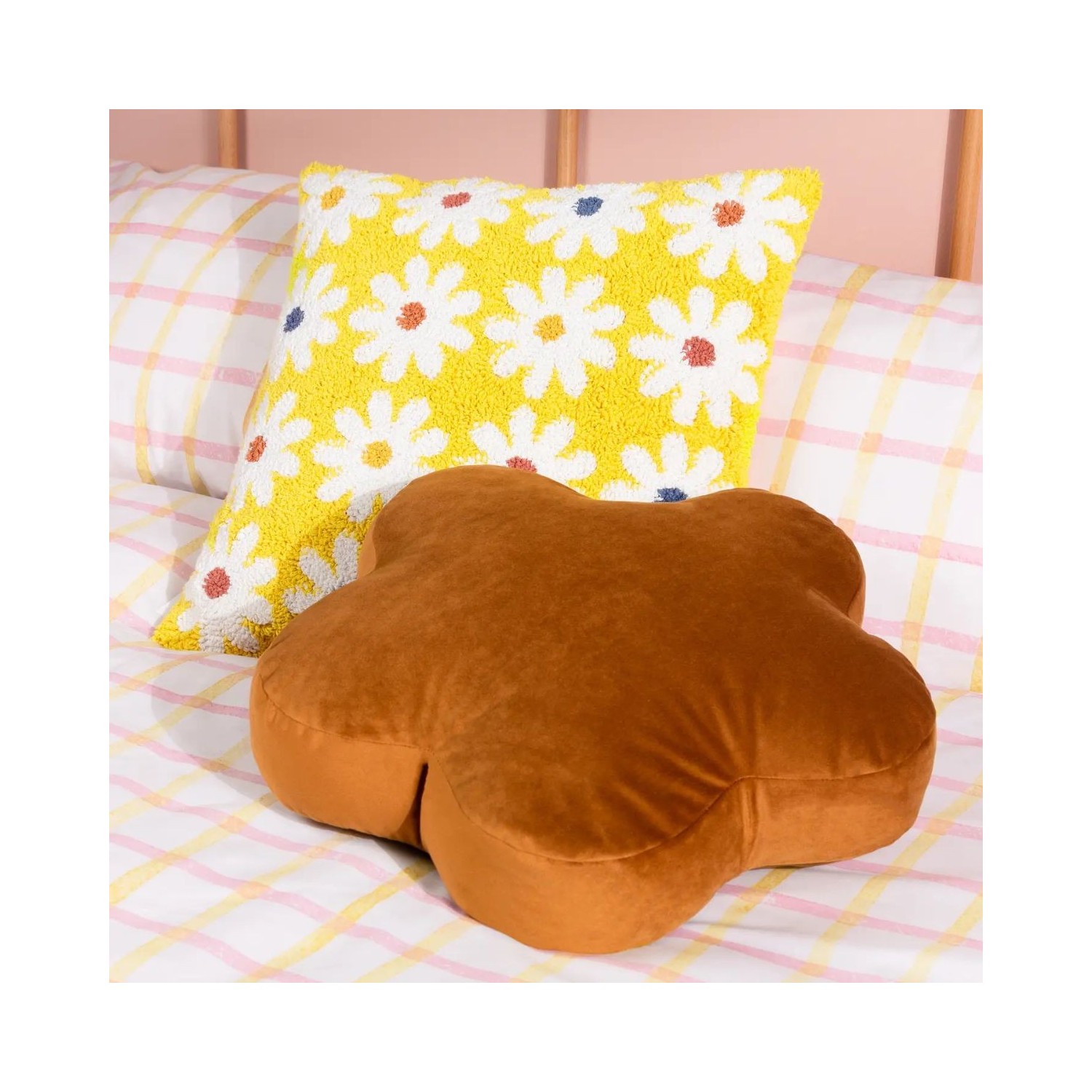 Coussin jaune à marguerites blanches style rétro décoration intérieure colorée