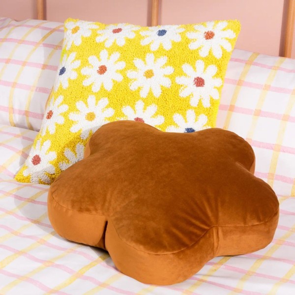 Coussin jaune à marguerites blanches style rétro décoration intérieure colorée