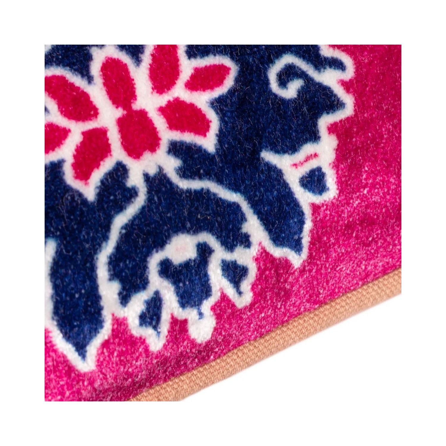 Coussin tigre rose en velours décoration intérieure colorée style rétro