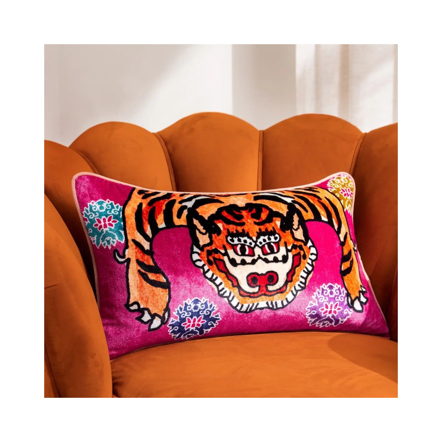 Coussin tigre rose en velours décoration intérieure colorée style rétro
