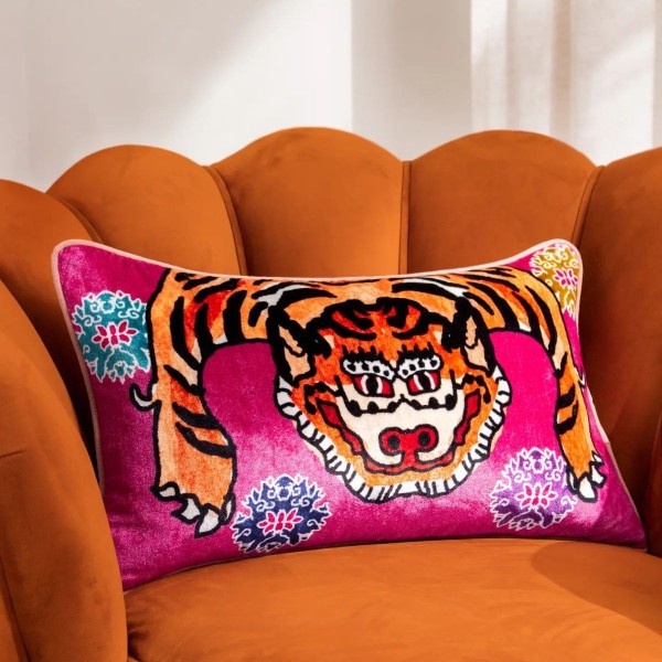 Coussin tigre rose en velours décoration intérieure colorée style rétro