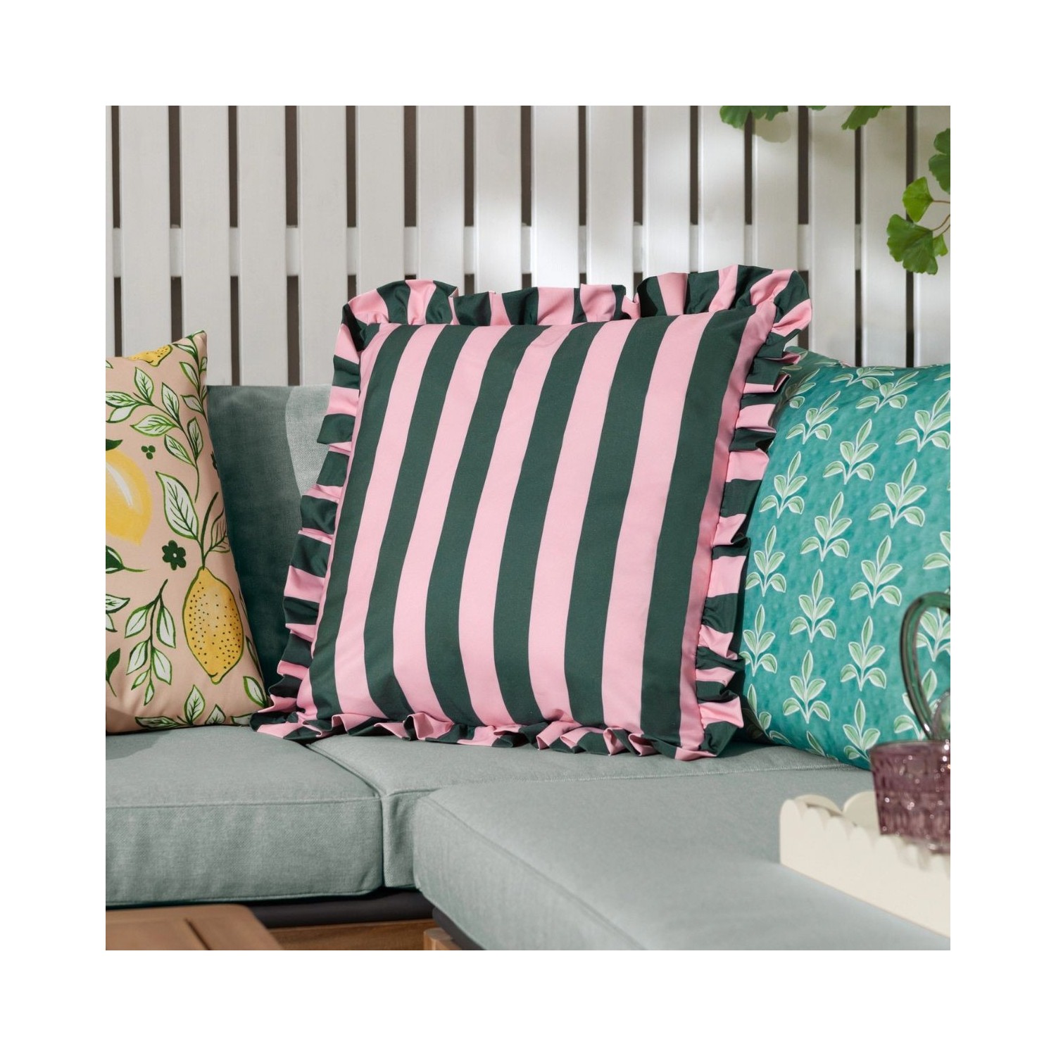 Coussin d’extérieur à rayures rose et vert avec volants décoration colorée