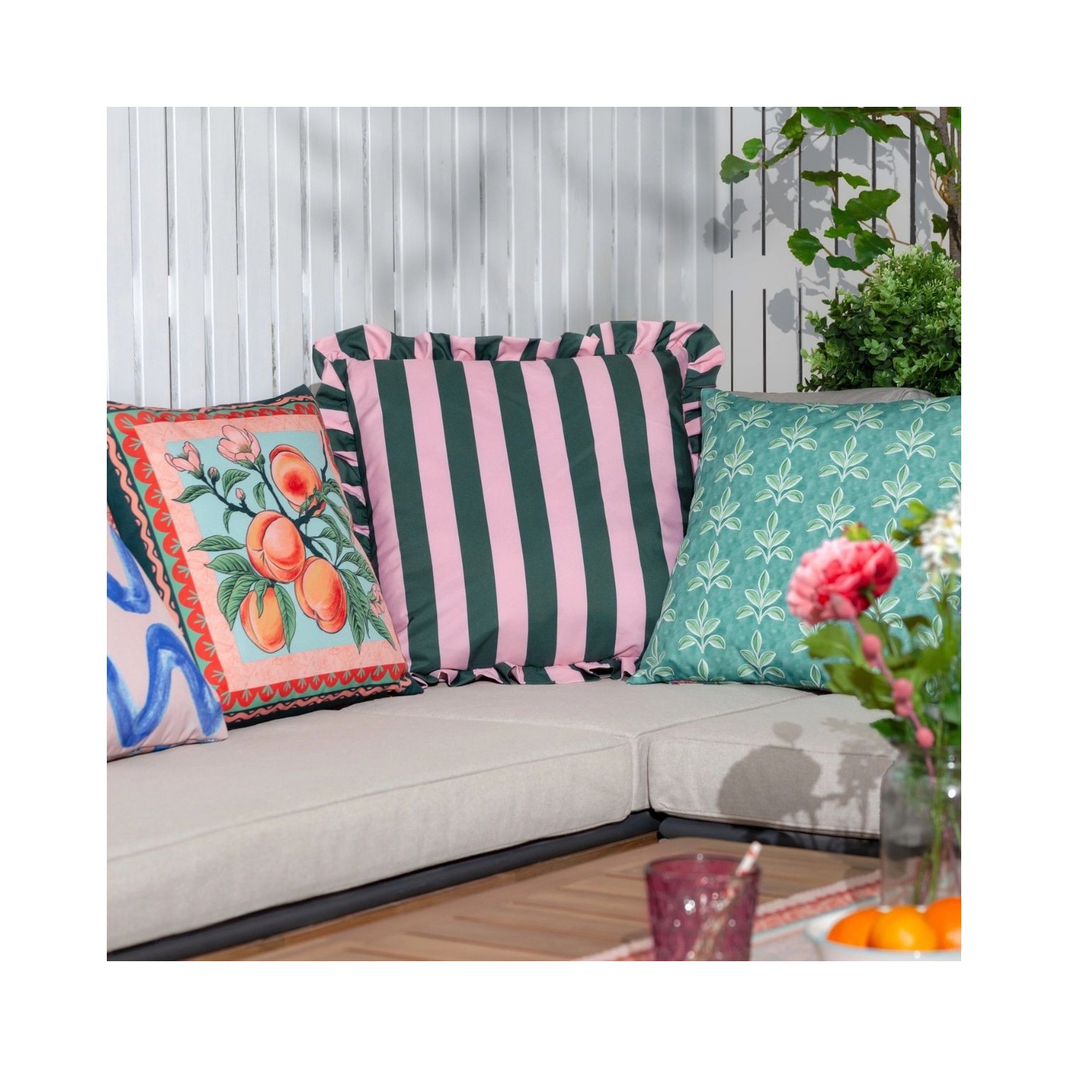 Coussin d’extérieur à rayures rose et vert avec volants décoration colorée