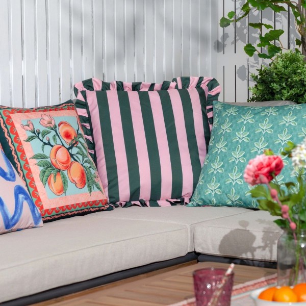 Coussin d’extérieur à rayures rose et vert avec volants décoration colorée