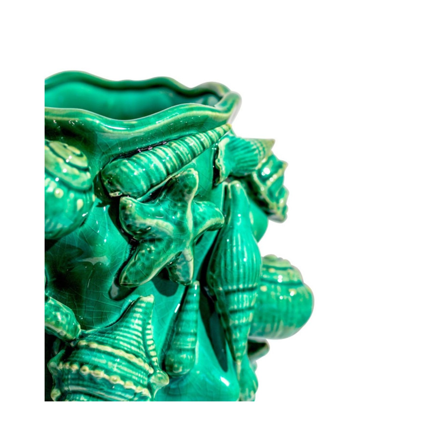 Vase XXL en céramique verte décoré de coquillages et d’étoiles de mer en relief, objet décoratif sculptural esprit bord de mer