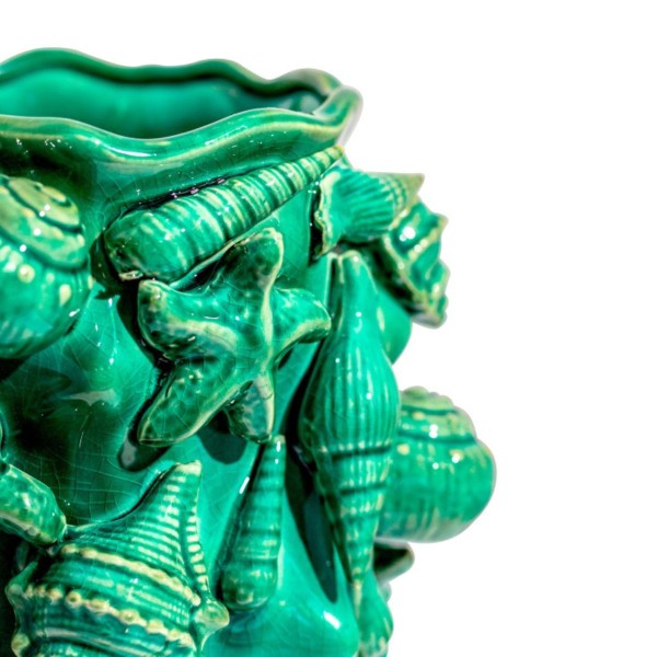 Vase XXL en céramique verte décoré de coquillages et d’étoiles de mer en relief, objet décoratif sculptural esprit bord de mer
