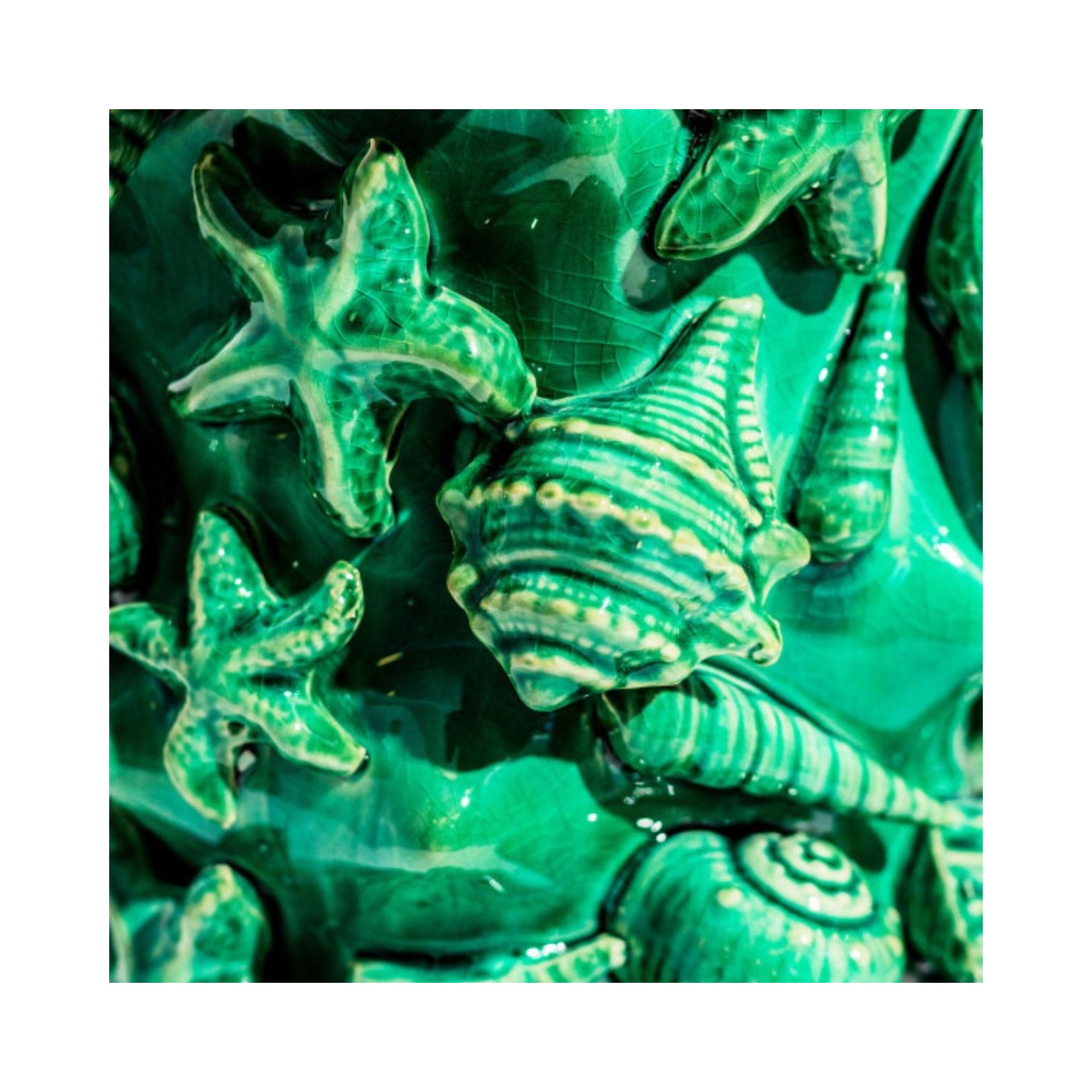 Vase XXL en céramique verte décoré de coquillages et d’étoiles de mer en relief, objet décoratif sculptural esprit bord de mer