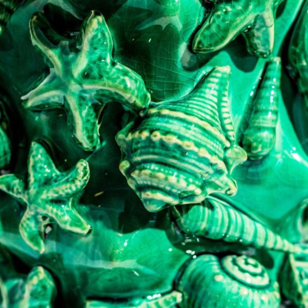 Vase XXL en céramique verte décoré de coquillages et d’étoiles de mer en relief, objet décoratif sculptural esprit bord de mer