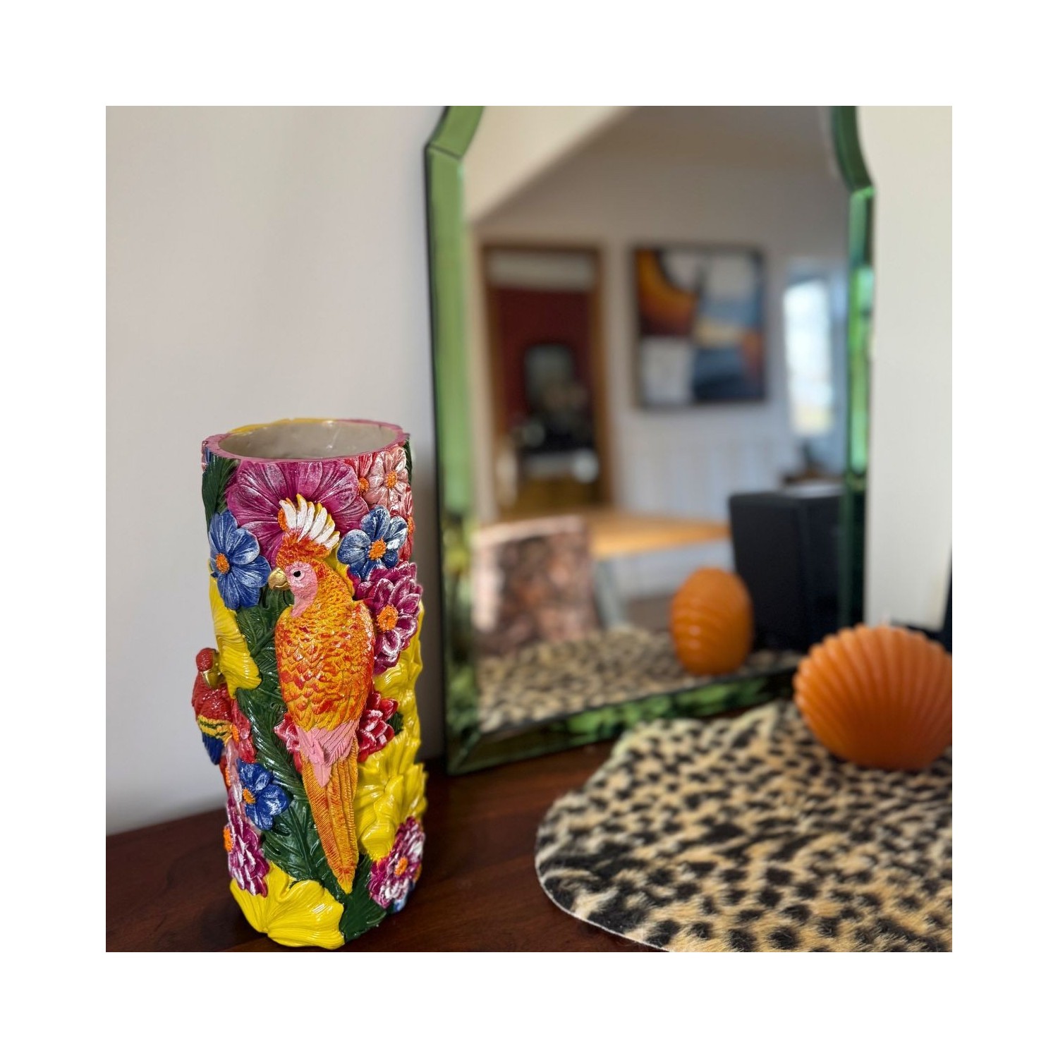 Vase en céramique coloré décoré d’un perroquet et de fleurs tropicales en relief.
