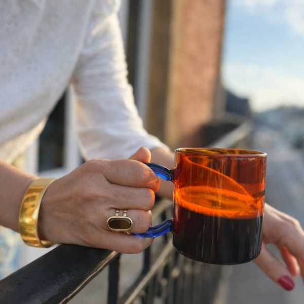 Mug en verre ambré anse bleue