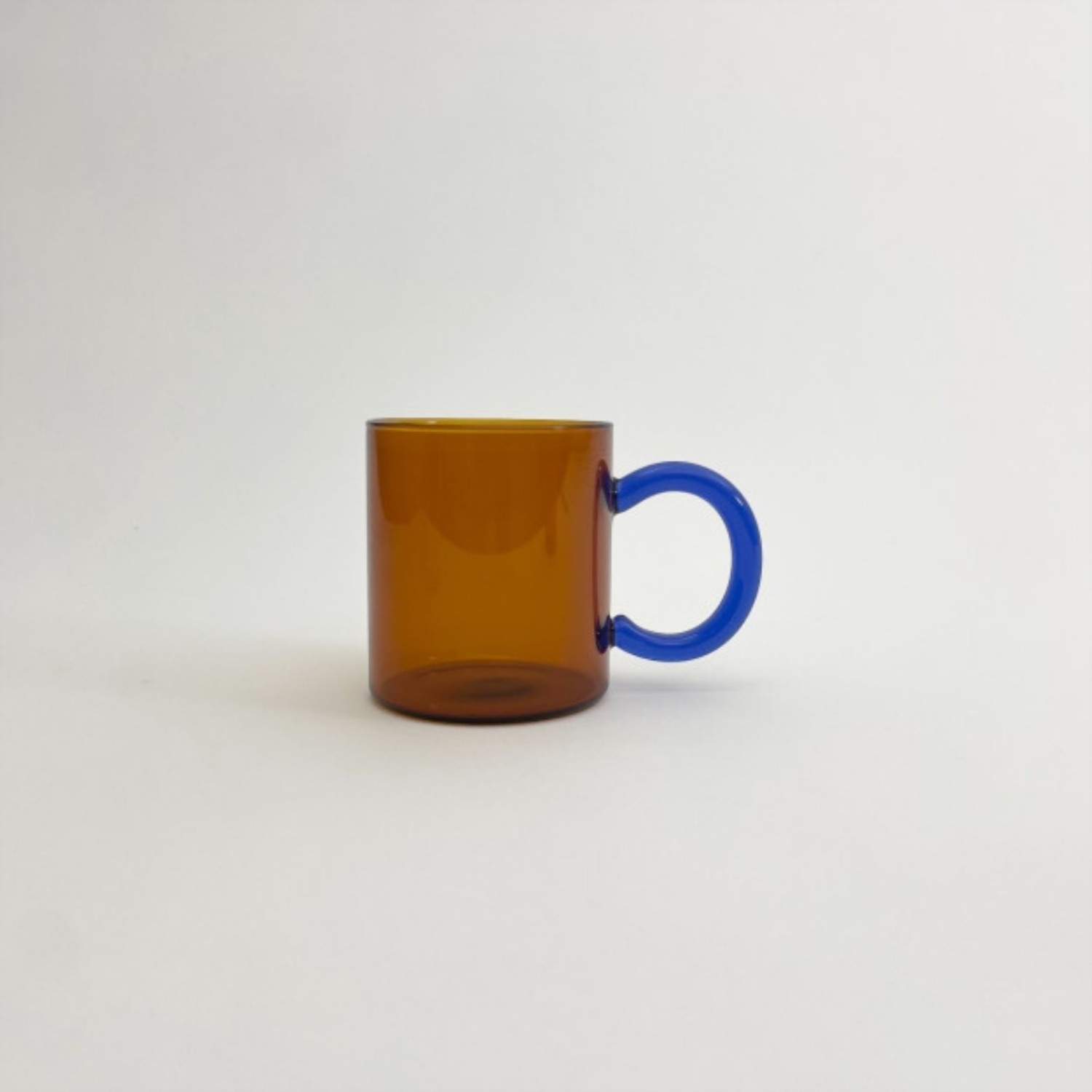 Mug en verre ambré anse bleue