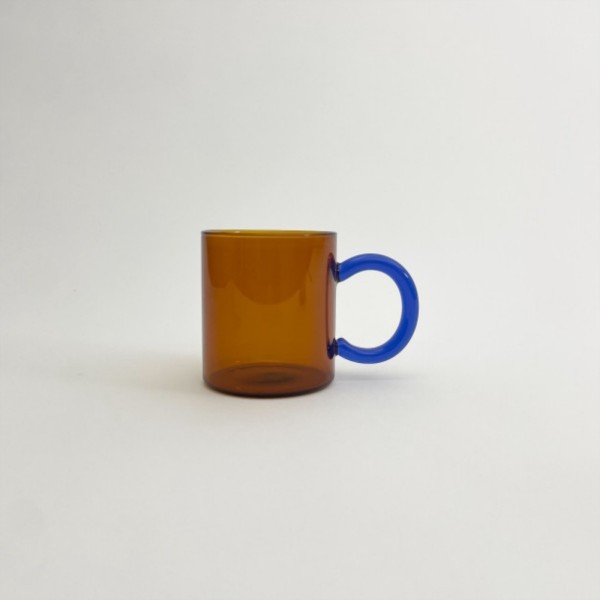 Mug en verre ambré anse bleue