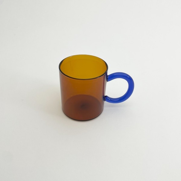 Mug en verre ambré anse bleue