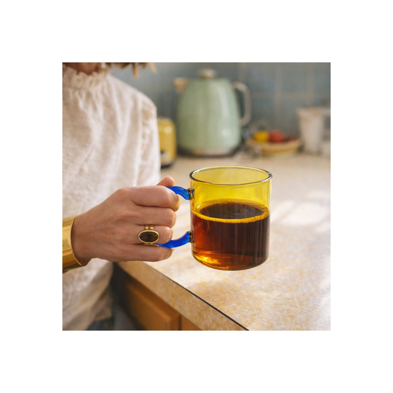 Mug en verre jaune anse bleue