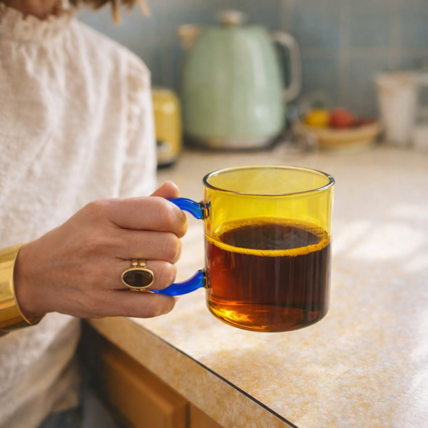 Mug en verre jaune anse bleue