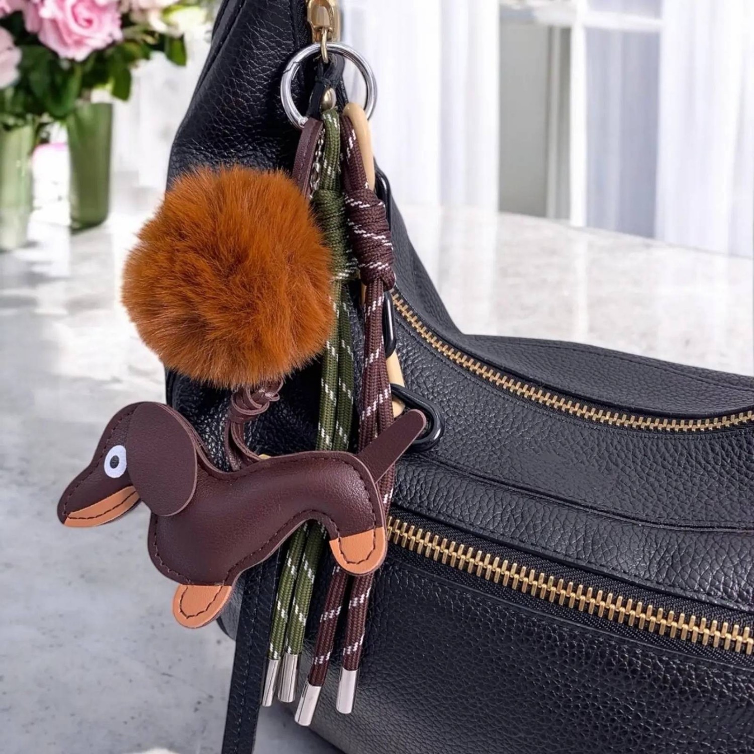 Grigri de sac teckel – le détail espiègle qui fait sourire