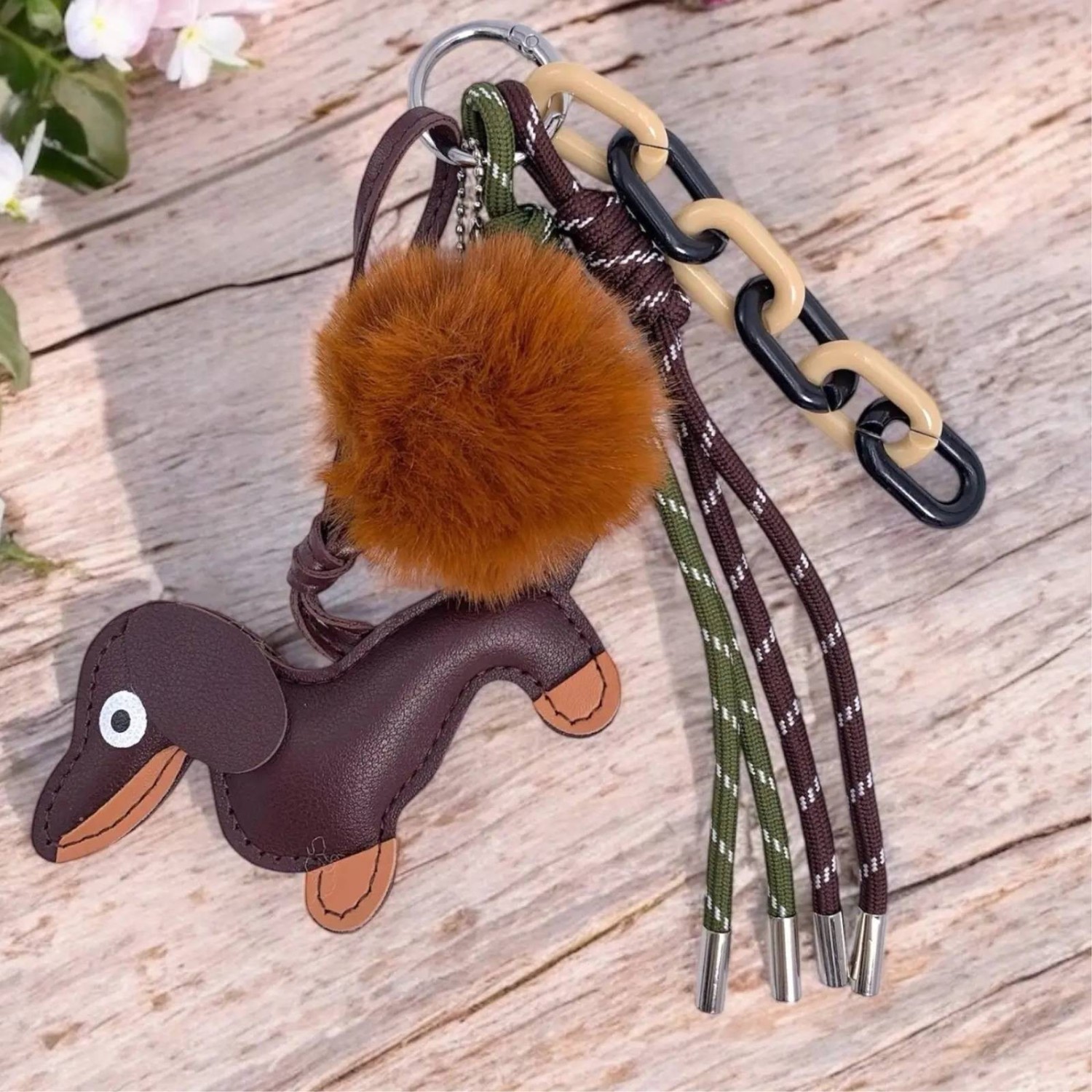 Grigri de sac teckel – le détail espiègle qui fait sourire