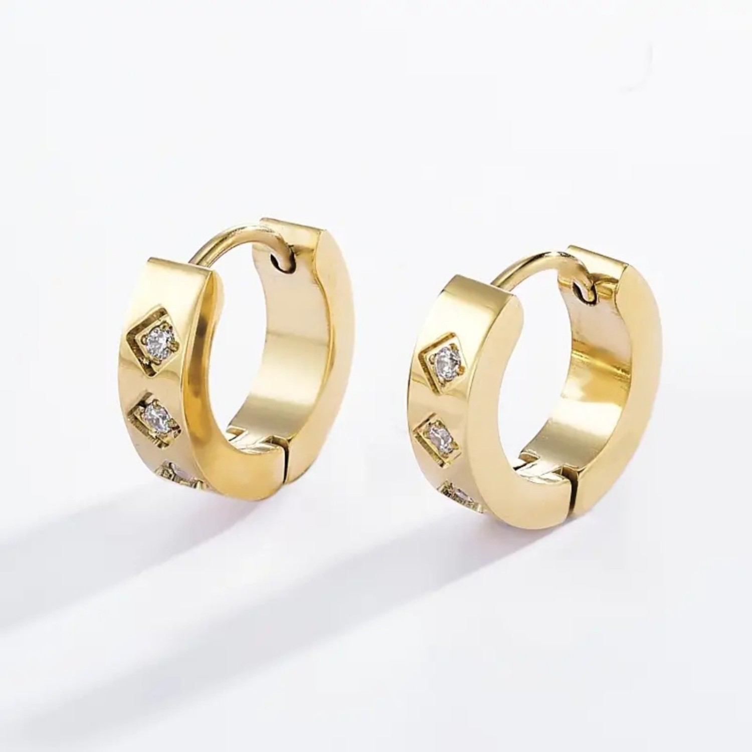 Petites boucles d’oreilles anneaux strass