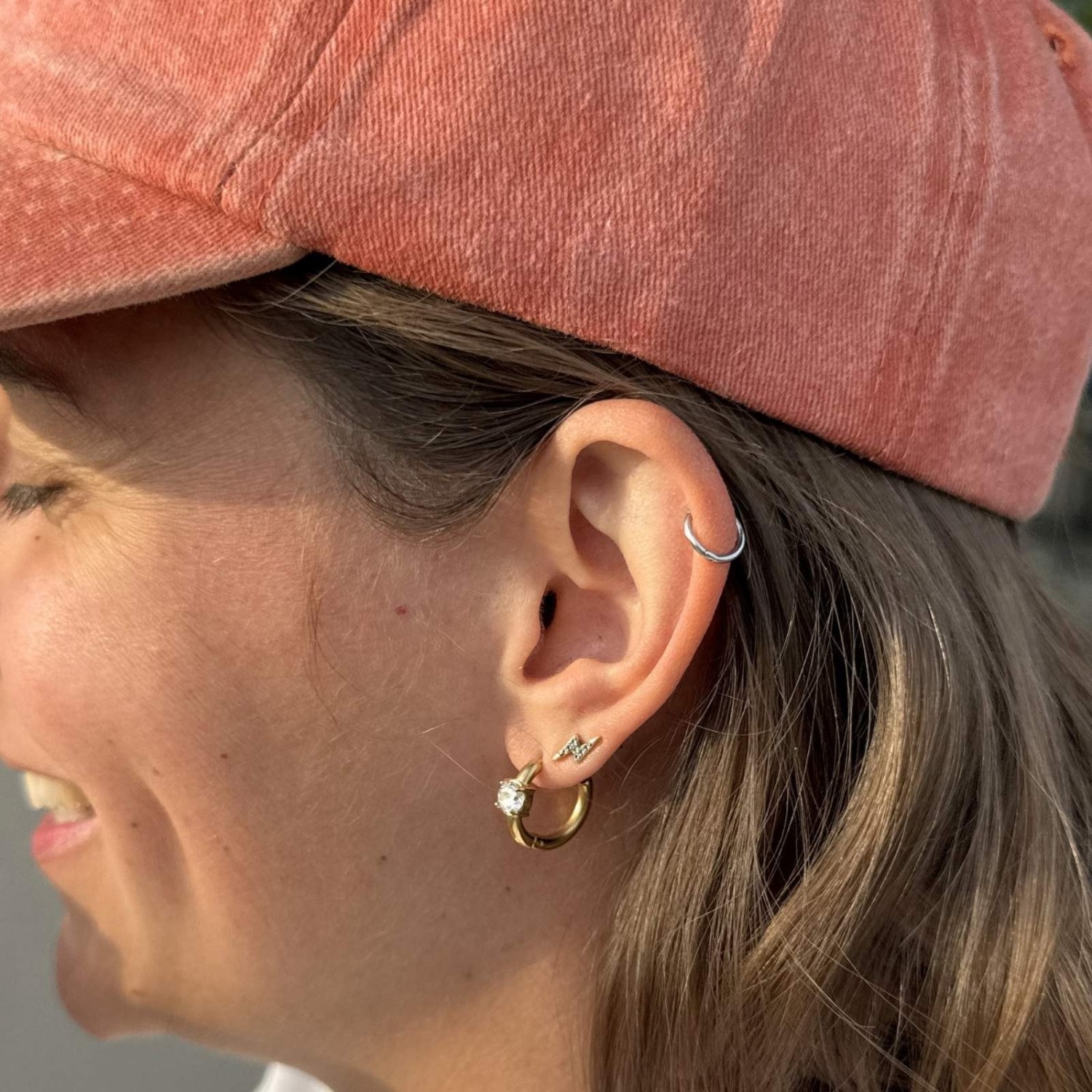 Petites boucles d’oreilles anneaux strass