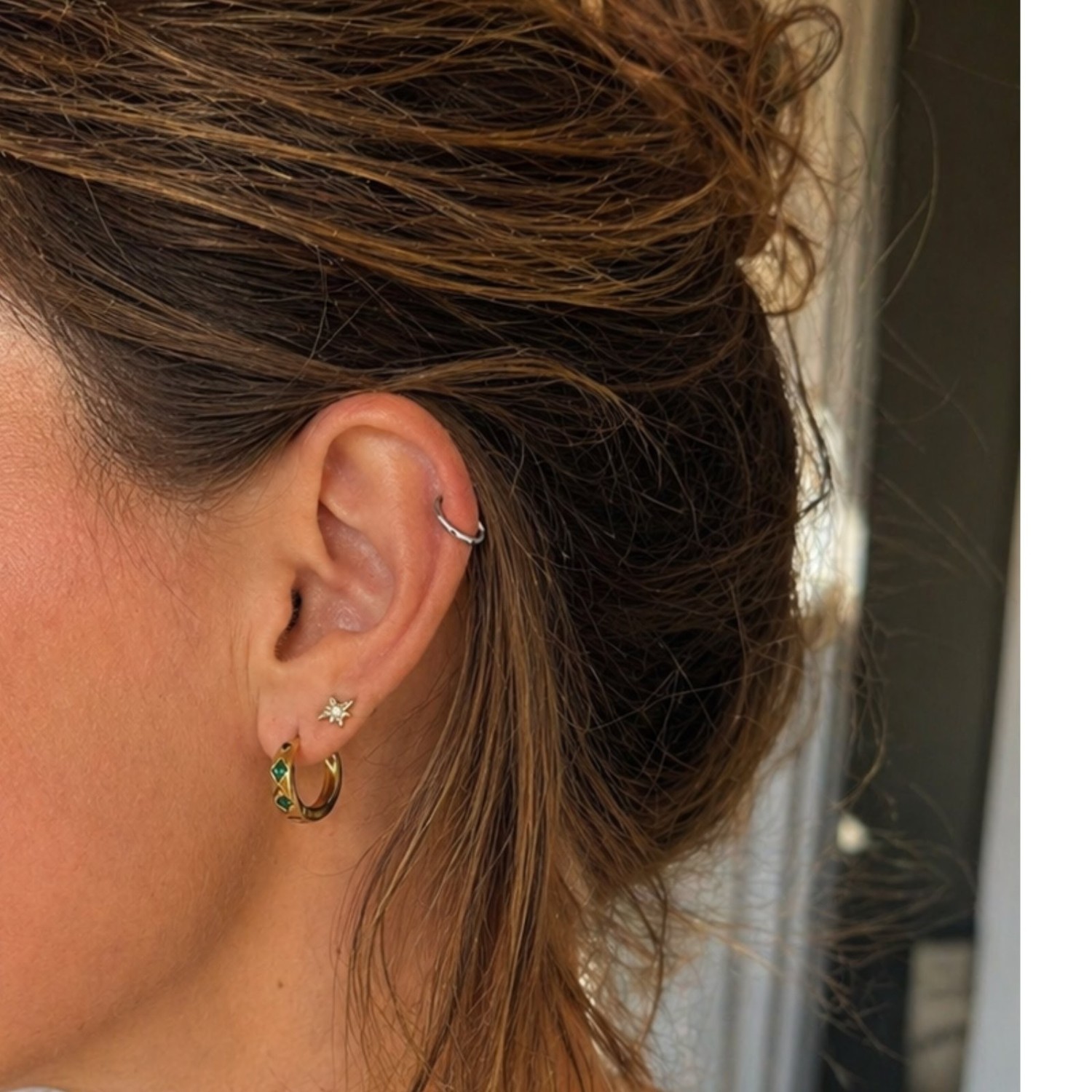 Petites boucles d’oreilles anneaux strass verts